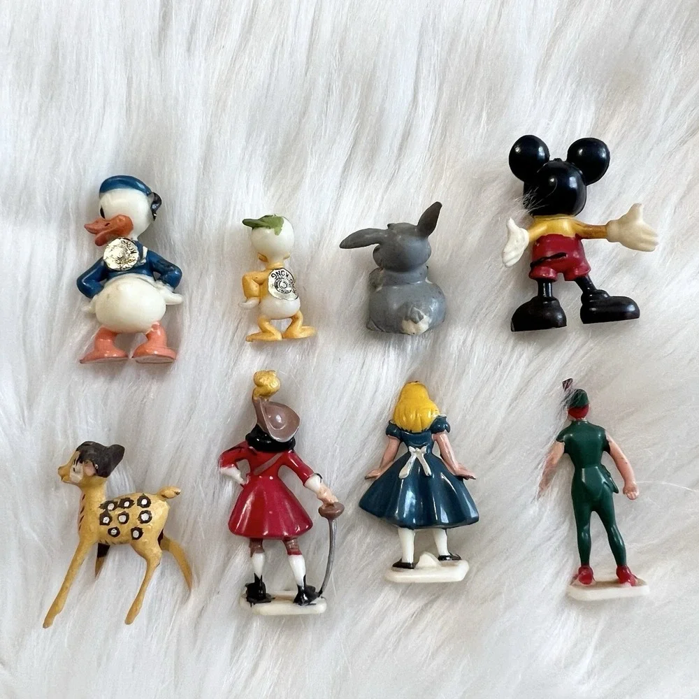 Small Hong Kong Disney‎ Figurines 1